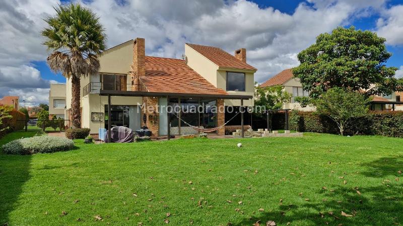 Vista posterior de vivienda en el Conjunto Residencial Vizcaya, Cota, con amplias zonas verdes visualizacion Camara Posterior