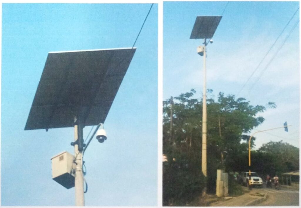 Poste con panel solar, caja de control y cámara domo para modernización del semáforo en la Estación de Policía Centro, Cereté.
