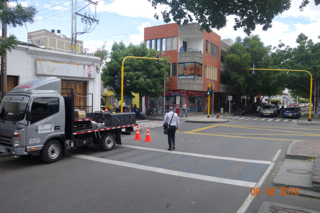 Camión de Smart Planning y técnico aplican señalización horizontal amarilla en intersección de Cúcuta.