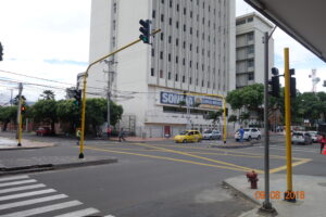 Intersección de Cúcuta con semáforos LED, pintura amarilla y señalización vial urbana, proyecto de Smart Planning.