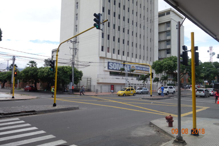 Intersección de Cúcuta con semáforos LED, pintura amarilla y señalización vial urbana, proyecto de Smart Planning.