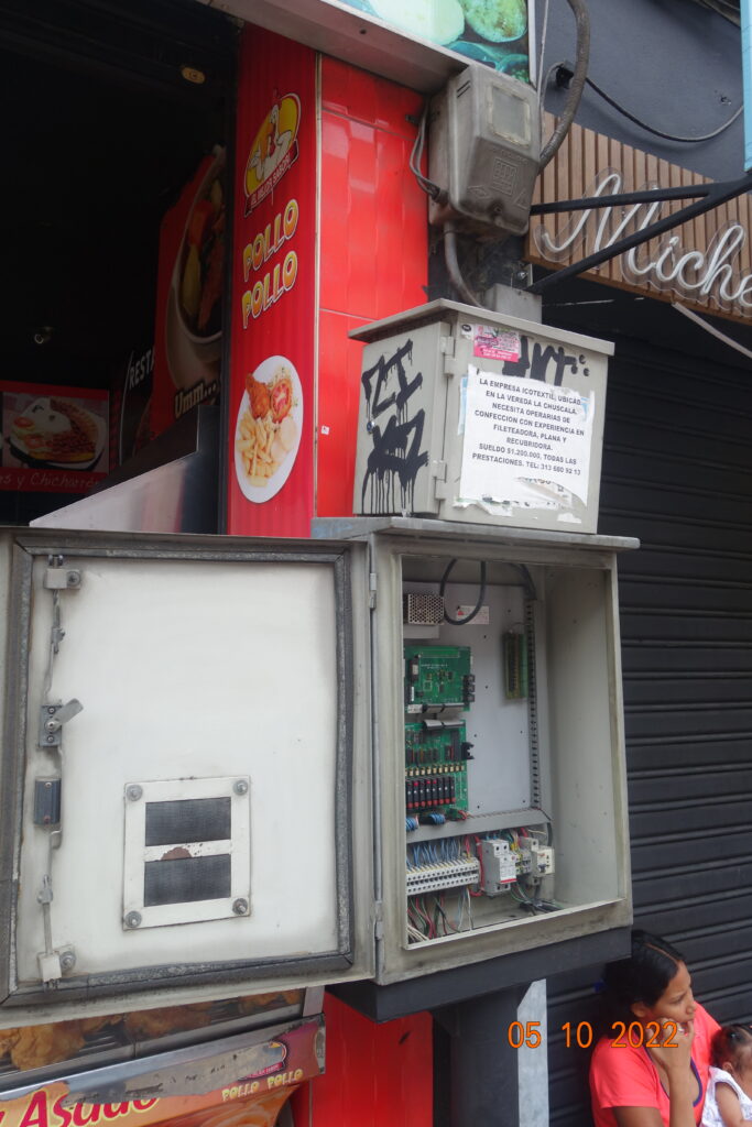 Gabinete de control abierto con tarjetas electrónicas, relés y bornes; mantenimiento técnico realizado en restaurante de esquina en Caldas.