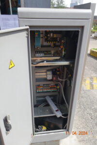 Componentes electrónicos y cableado dentro del gabinete del cajero automático de parqueadero del Hospital Militar Central.