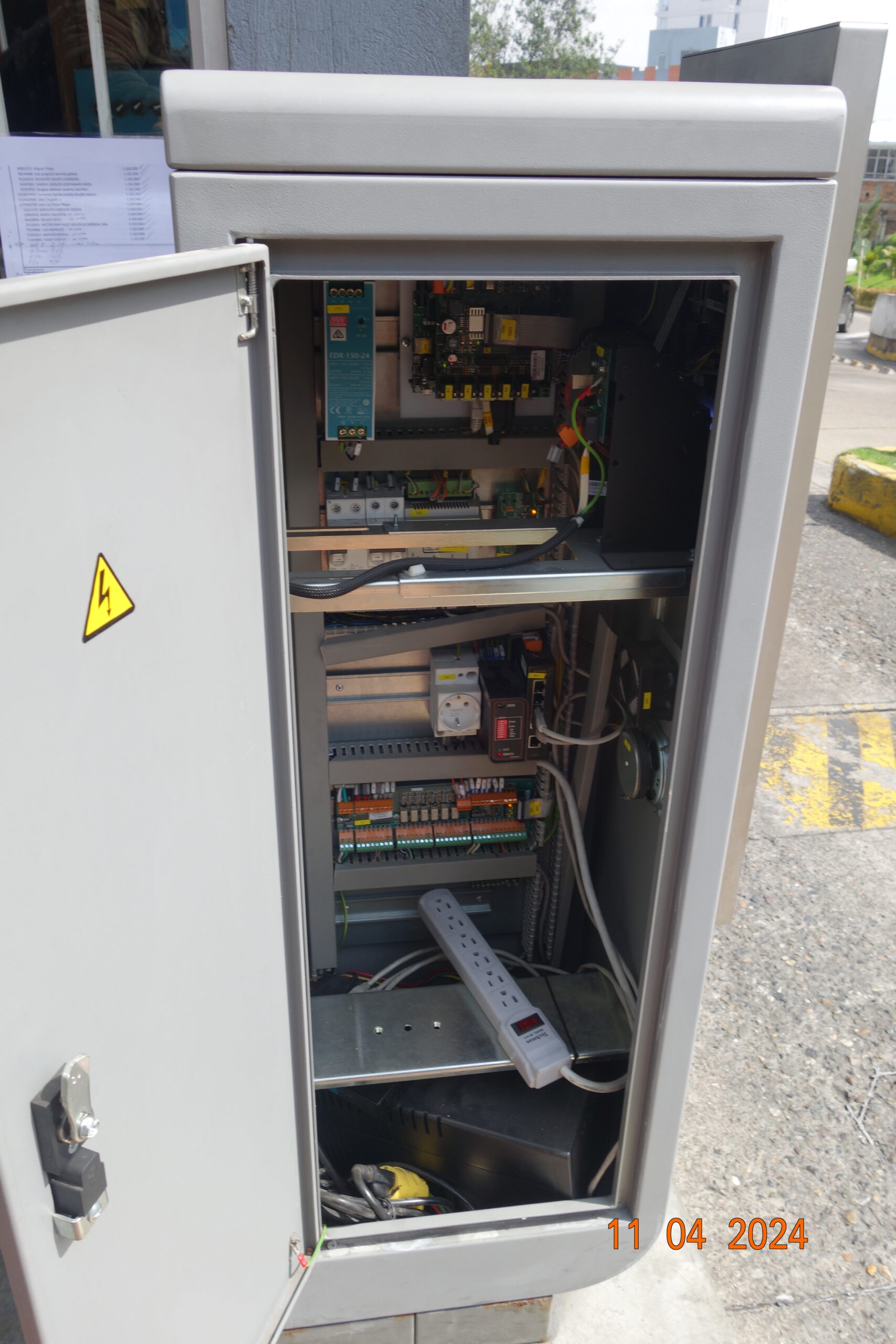 Componentes electrónicos y cableado dentro del gabinete del cajero automático de parqueadero del Hospital Militar Central.