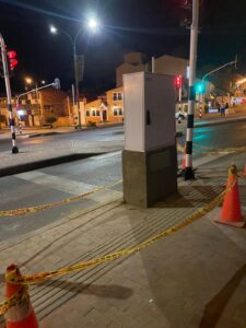 Gabinete semafórico abierto con tarjetas electrónicas, bornes de conexión y cableado de control instalados durante la modernización en Tunja.