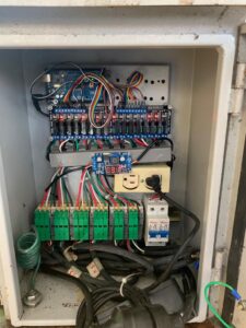Interior de gabinete nuevo con placas electrónicas, relés y cableado ordenado basado en Raspberry Pi 4 modelo B para control semafórico.