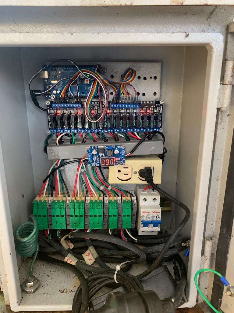 Interior de gabinete nuevo con placas electrónicas, relés y cableado ordenado basado en Raspberry Pi 4 modelo B para control semafórico.
