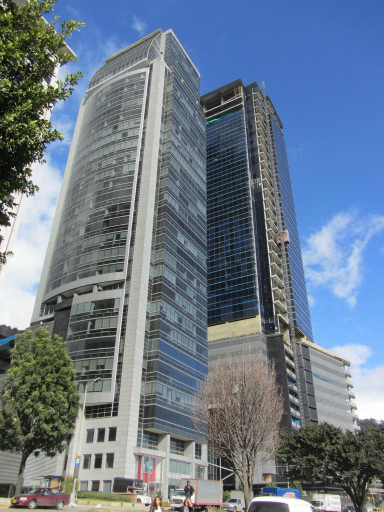 achada del Edificio Torre Krystal en Bogotá, sede del proyecto de control de acceso y videoseguridad.