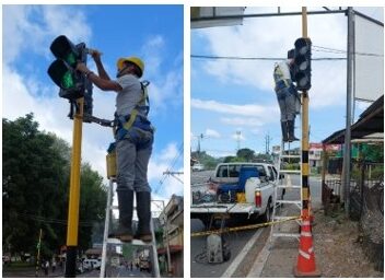 Técnico reorganizando cableado y protegiendo conexiones contra la corrosión en los semáforos de El Líbano.