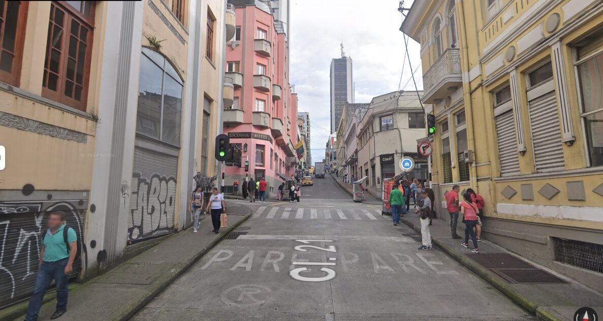 Semáforo peatonal en una intersección del centro de Manizales, parte del sistema de señalización vial intervenido en el proyecto de mantenimiento preventivo y correctivo.