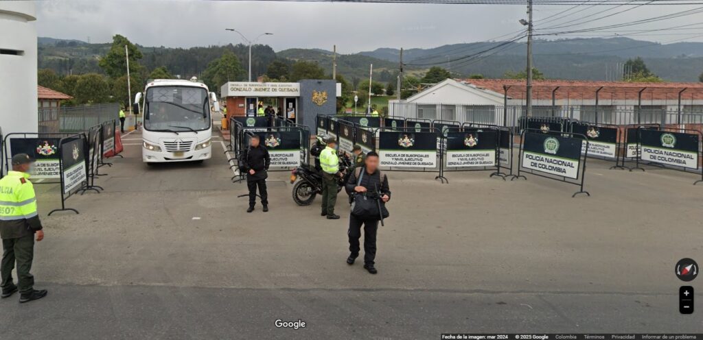 Entrada principal de la Escuela de Suboficiales en Sibaté, con presencia policial y controles de seguridad, donde Smart Planning instaló y mantuvo sistemas de acceso vehicular, peatonal y biométrico.
