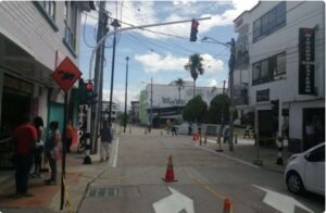 Vista de la intersección de la Carrera 8 con Calle 11 en La Tebaida, mostrando los semáforos vehiculares y peatonales instalados por Smart Planning S.A.S. como parte del contrato de compra e implementación de elementos de semaforización.