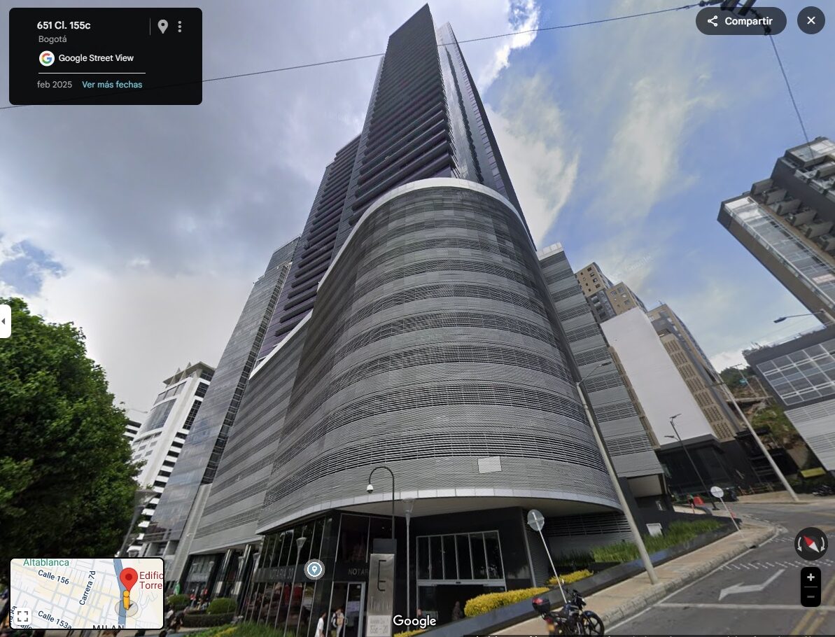 Vista del acceso y fachada principal de la Torre Krystal en Bogotá, sede del Proyecto Anapala de control de acceso y videoseguridad
