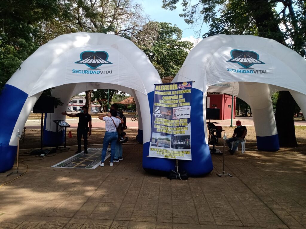 Dos carpas inflables de Seguridad Vital con banner informativo durante campaña de seguridad vial en Granada Meta, atendiendo a peatones y motociclistas.