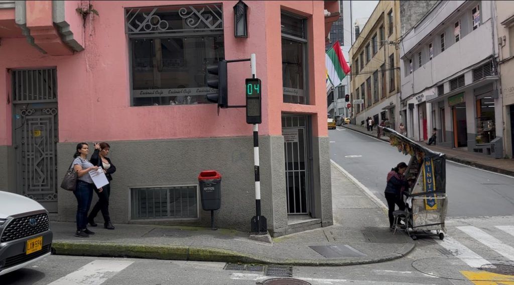 Semáforo peatonal en esquina del centro de Manizales durante labores de mantenimiento.