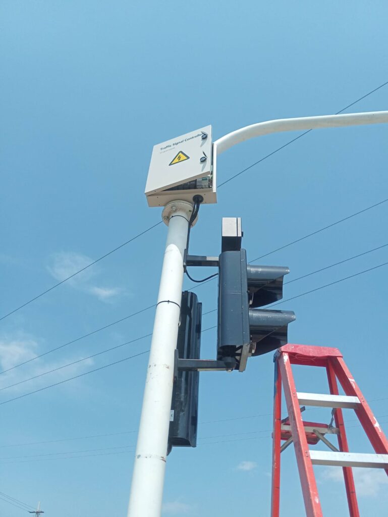 Gabinete semafórico abierto con controladores de tráfico, módulo de UPS y cableado interno en Caracolí.