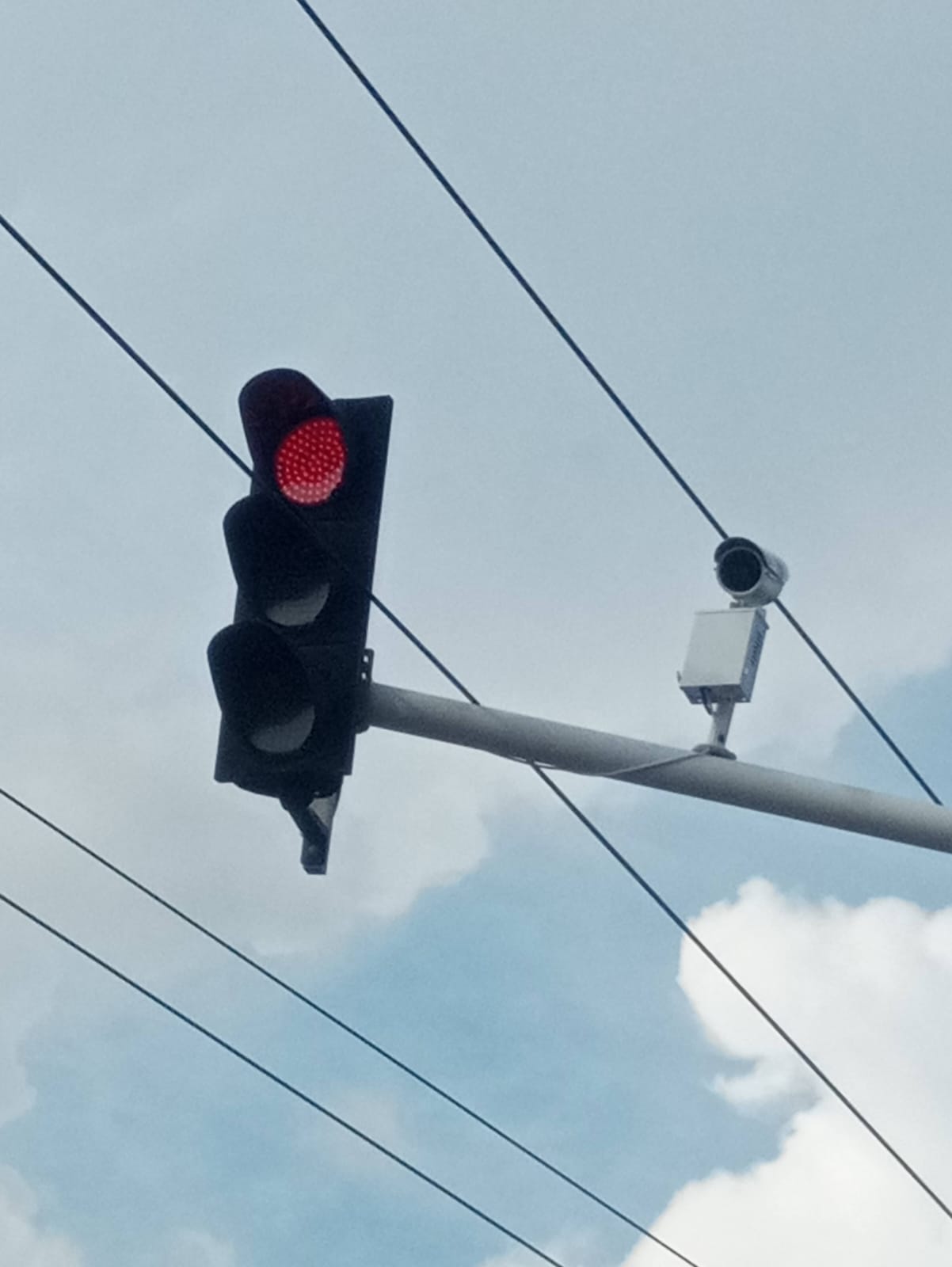 Semáforo rojo LED junto a cámara de tráfico montada en poste sobre intersección de Valledupar.
