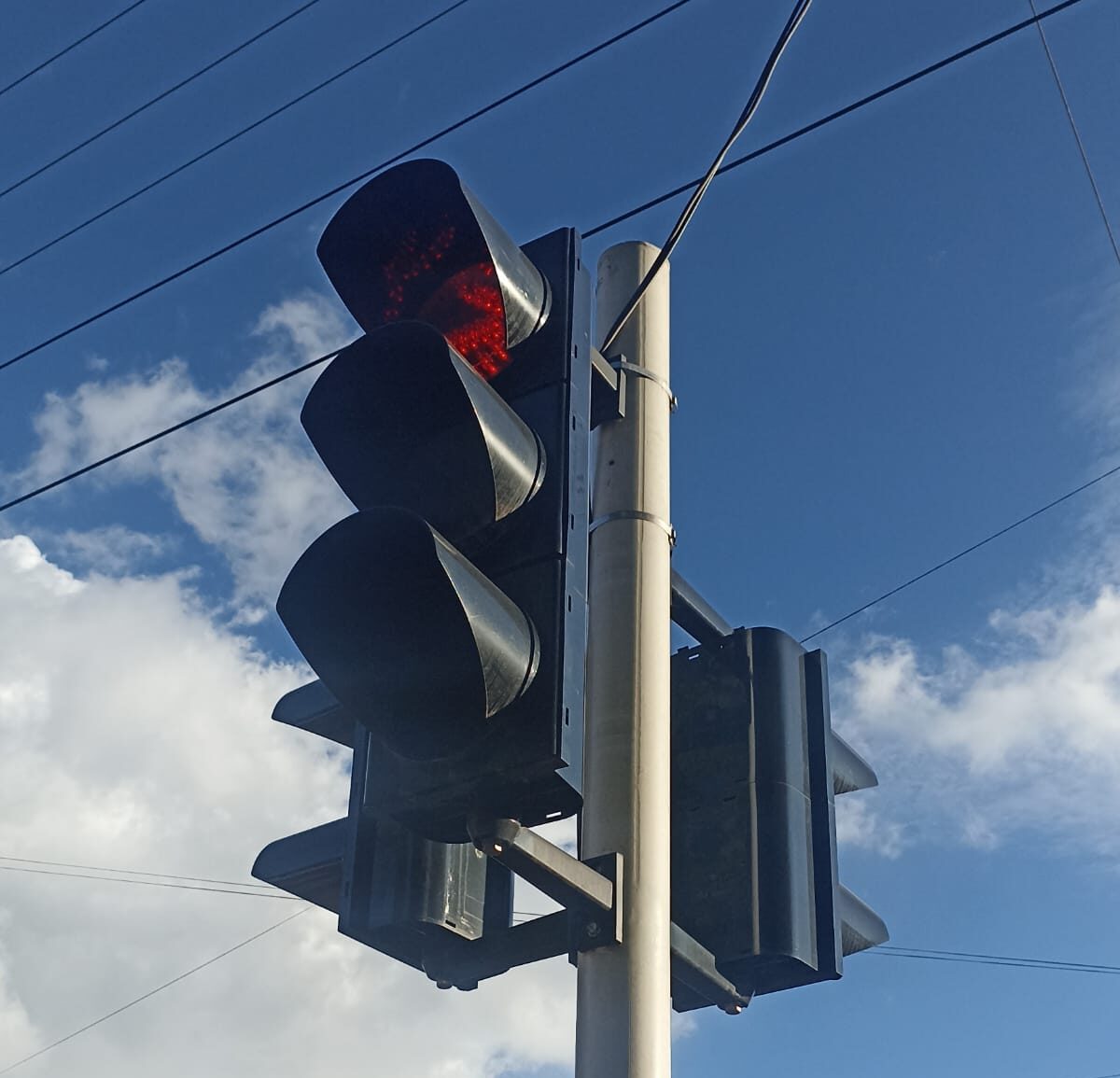 Semáforo vehicular con luz roja LED instalado sobre poste metálico en una intersección de San José del Guaviare