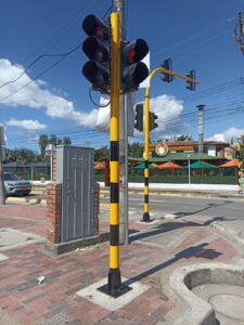 Semáforo LED instalado por Smart Planning en Chía, con postes amarillo-negro y cubiertas protectoras en intersección urbana.