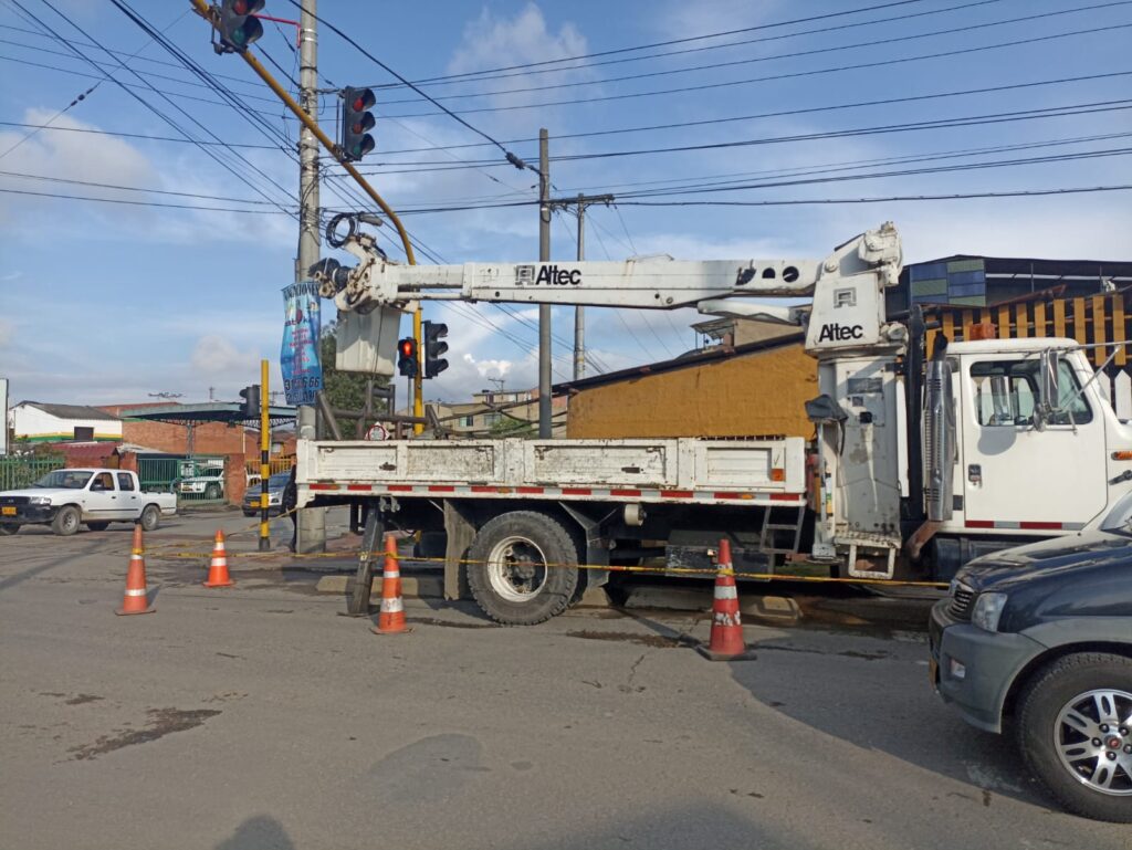 Camión elevador de Smart Planning con técnico trabajando en semáforos de Chía, con conos y cinta de seguridad temporal