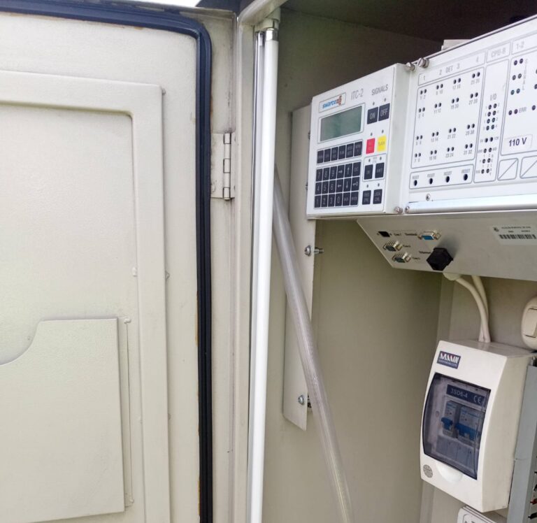 Interior de gabinete semafórico ITC‑2 abierto por Smart Planning en Chía, mostrando panel de señales, breakers y conexiones.