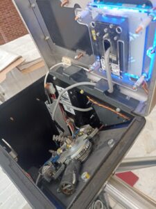 Vista interna del mecanismo de un torniquete durante mantenimiento correctivo realizado por técnicos.