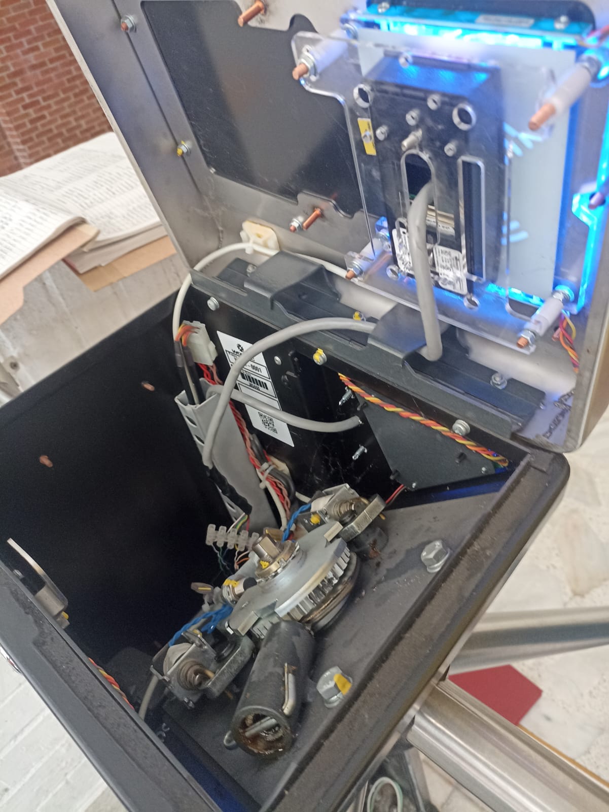 Vista interna del mecanismo de un torniquete durante mantenimiento correctivo realizado por técnicos.