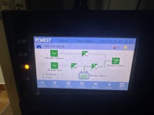 Pantalla de consola UPS POWEST 20 kVA mostrando esquemas de energía y estado de baterías en la Seccional Ibagué.