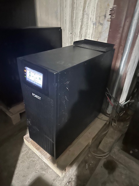 Unidad UPS POWEST negra de 20 kVA montada en palé, instalada en la Dirección Seccional de Administración Judicial de Ibagué.