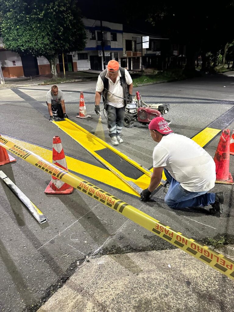 Técnicos de Smart Planning colocan bolardos reflectivos amarillos y conos en paso peatonal de Dosquebradas.