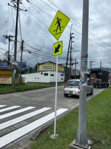Señal peatonal reflectiva amarilla montada por Smart Planning en Dosquebradas, junto a paso de cebra