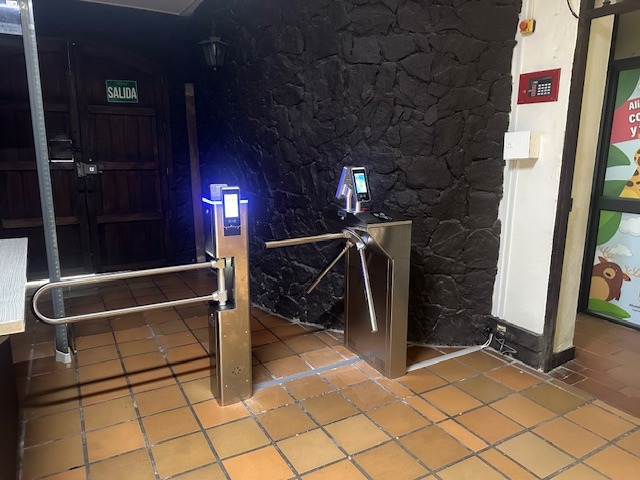 Dos torniquetes de acero inoxidable con terminales de reconocimiento facial y biométrico instalados en la entrada del Palacio Municipal de Rionegro.