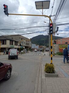 Sistema semafórico inteligente con señalización y energías limpias.