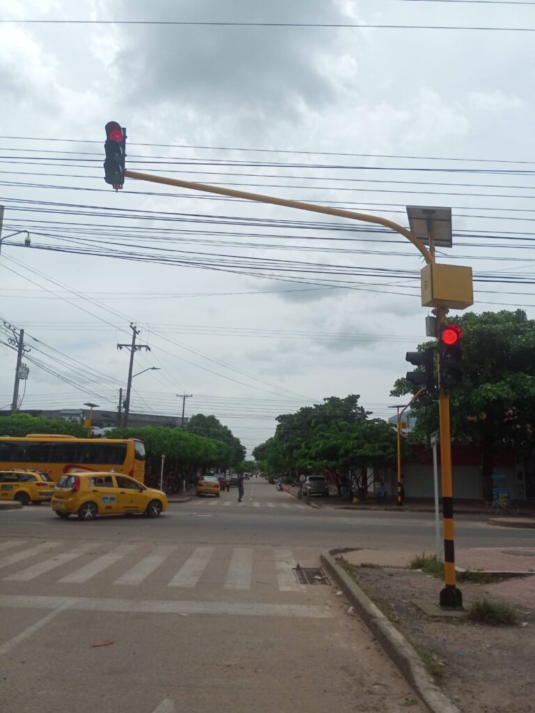 Vista panorámica de la intersección con semáforo en verde y centro de conteo vehicular montado en poste.