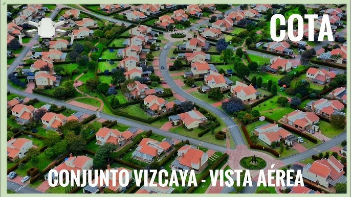 Imagen aérea del Conjunto Residencial Vizcaya en Cota, Cundinamarca. Leyenda: Vista aérea que muestra la distribución y urbanismo del Conjunto Vizcaya.